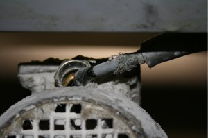 Le fil électrique qui alimente un moteur de 7,5 HP en courant triphasé sous une tension de 600 Volts est étiré au niveau de la boîte de connexion. Le personnel de l’usine s’en est aperçu car du papier collant électrique a été installé en guise de gaine de protection. C’est une réparation de fortune (patch, plaster) qui est devenue permanente. Un court-circuit était en préparation, ce qui aurait engendré l’arrêt de la ligne de production ainsi que le bris de plusieurs composantes (moteur électrique, variateur électronique de vitesse, etc.).